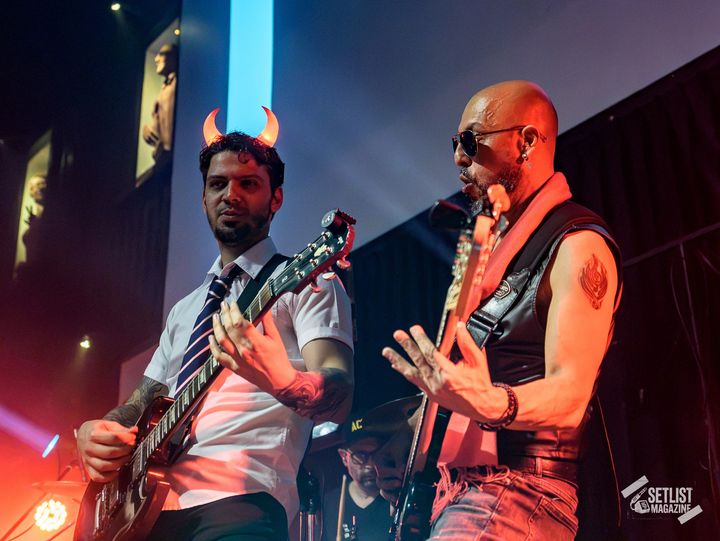 High Voltage, foto 10